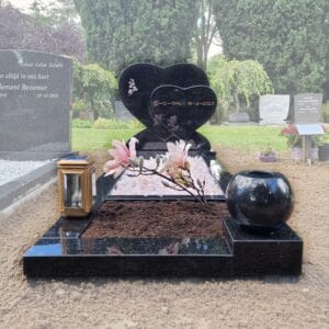 Grafmonument met hartvorm