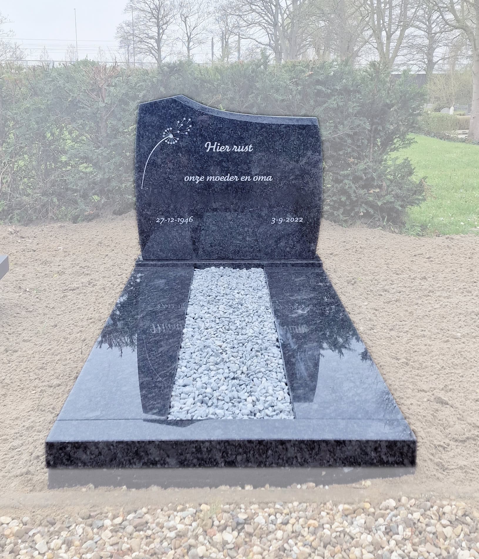 Elegant grafmonument Dit familiegrafmonument is vervaardigd uit natuursteen