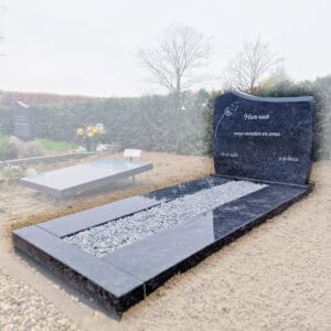 Elegant grafmonument Dit familiegrafmonument is vervaardigd uit natuursteen