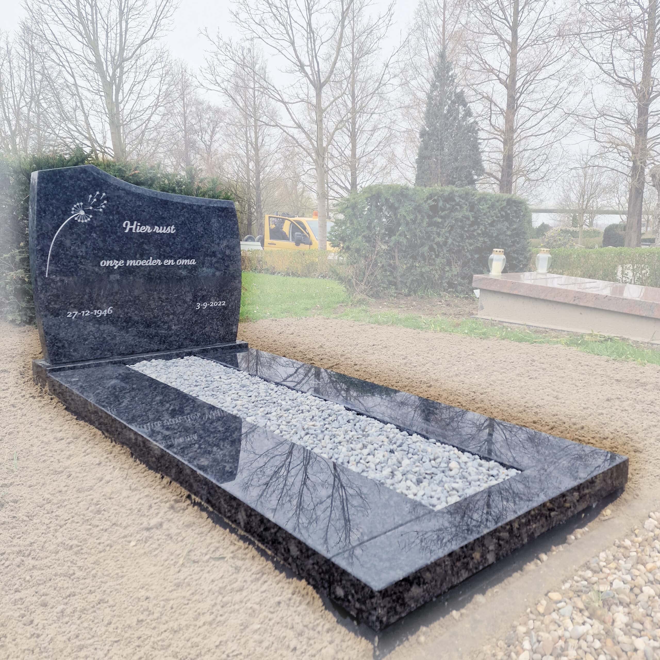 Elegant grafmonument Dit familiegrafmonument is vervaardigd uit natuursteen
