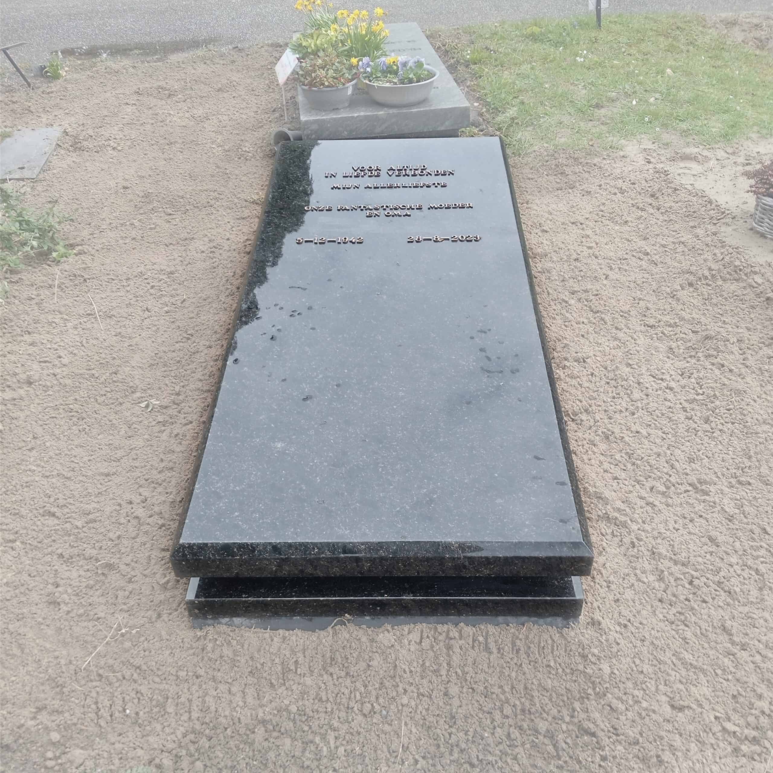 Grafmonument met brons