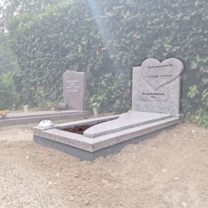 Licht en witkleurige grafsteen/grafmonument met hart gemaakt van wit natuursteen